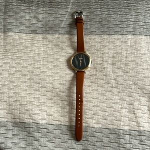 Fossil pecan brown leather strap watch.